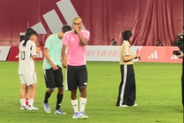 开云-忍不住笑了一球员盘带后射门打出高射炮，亚马尔转身掩面大笑