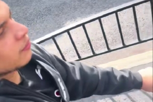 kaiyun-真惬意！洛夫顿骑着共享单车在上海游玩 非常开心