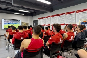 理解规则变化，青岛红狮全队集体学习最新版足球竞赛规则