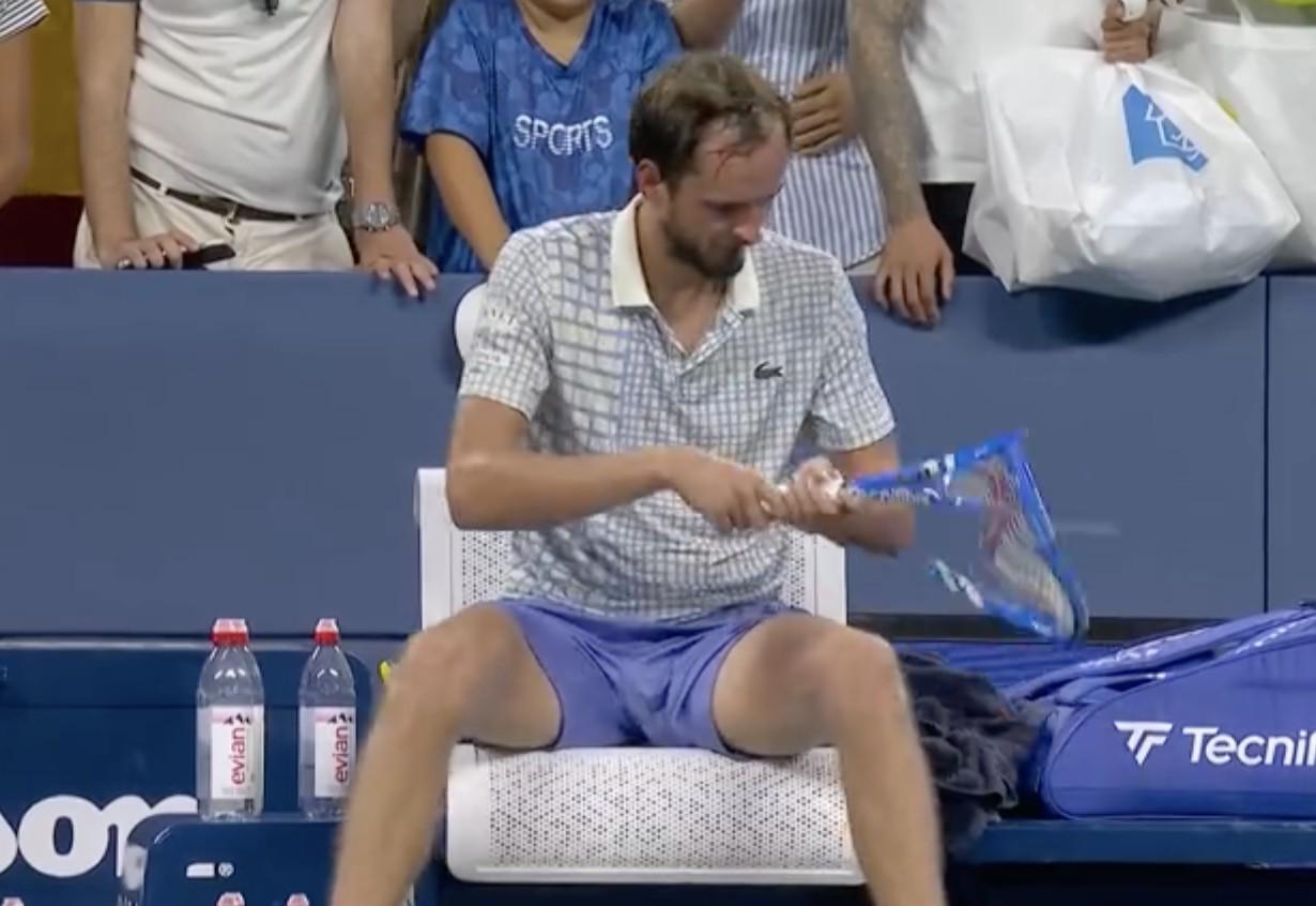 kaiyun-懊恼到了极点，梅德韦杰夫赛后怒砸球拍十余次直至彻底砸烂