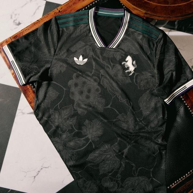 开云-尤文发布新款二客球衣：黑色+深绿色设计，图案灵感源自葡萄